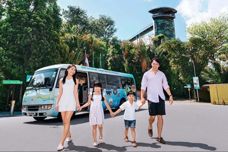 Família junto do ônibus na ilha Sentosa