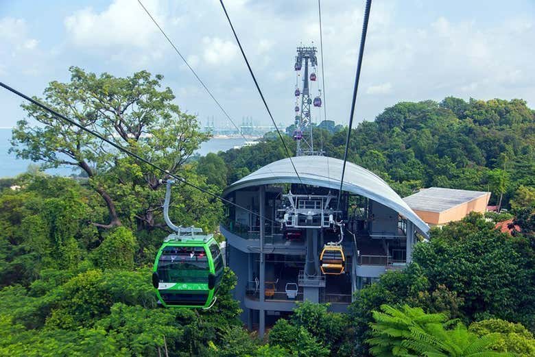 Subindo no teleférico a Sentosa